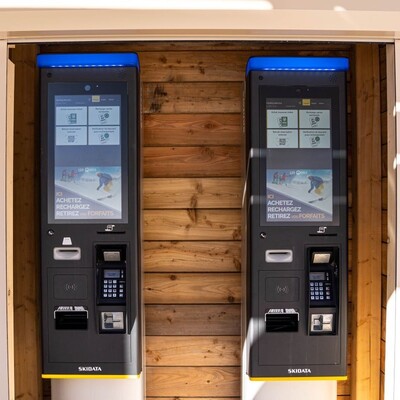 2 bornes automatiques l'une à côté de l'autre 